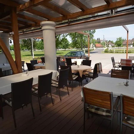 Piroska Csarda Es Panzio Oda ve Kahvaltı 4*