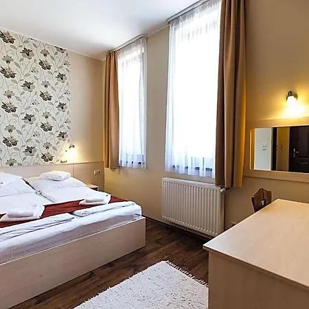 小红帽餐厅住宿加早餐旅馆 住宿加早餐酒店 4*